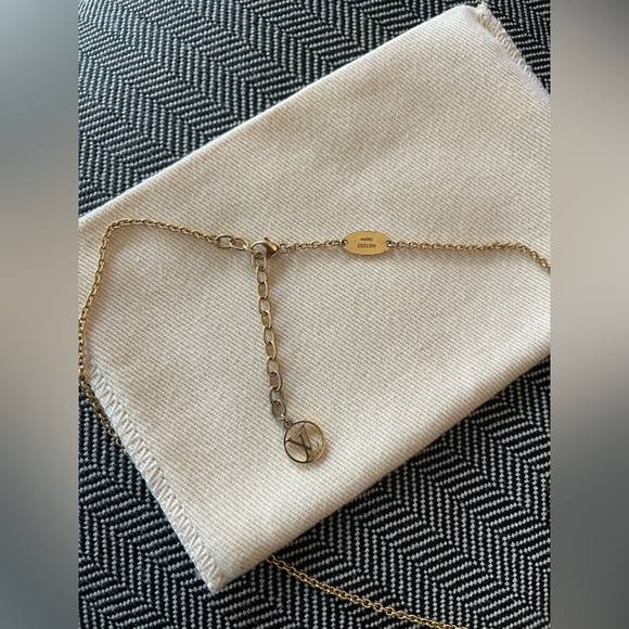 Auth LOUIS VUITTON Essential V Necklace Gold Metal M61083 - Picture 13 of 16